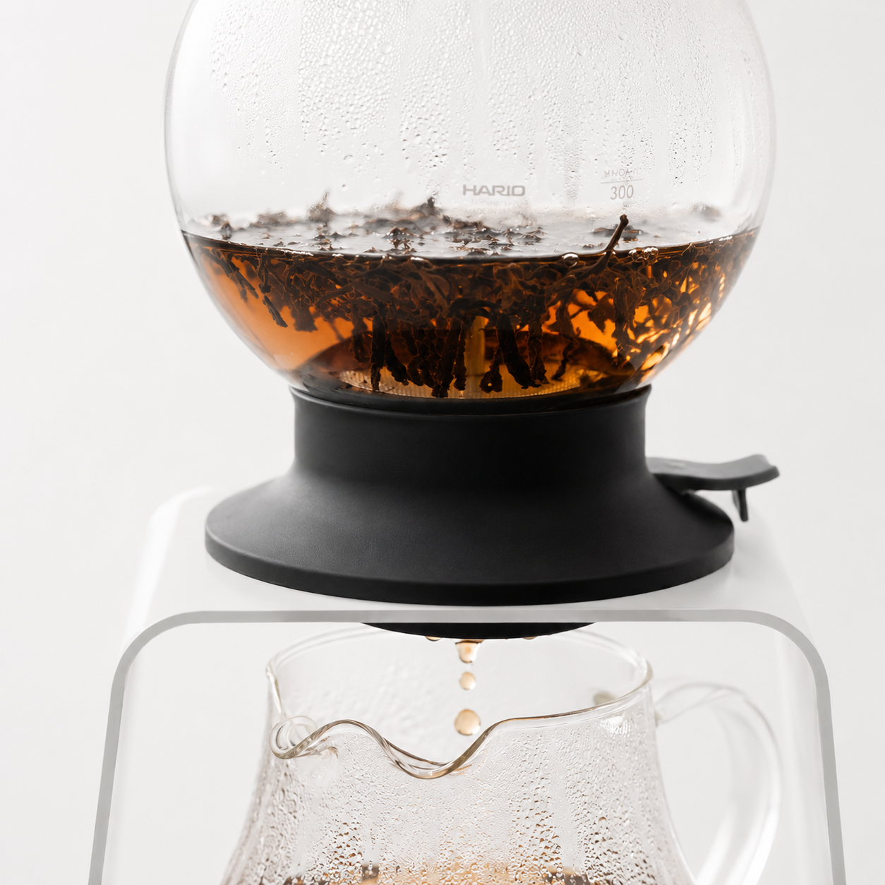 ガラスティードリッパーで抽出する紅茶。店内で丁寧に淹れる、nanachaの香り高いティーベース